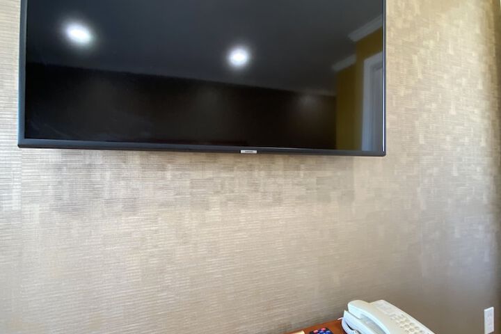 Deluxe Queen Bed (8 of 10)