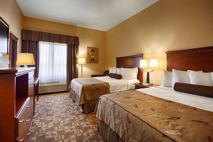 2 Queen Beds Microwave and Refrigerator WiFi Full Breakfast (5 of 5)