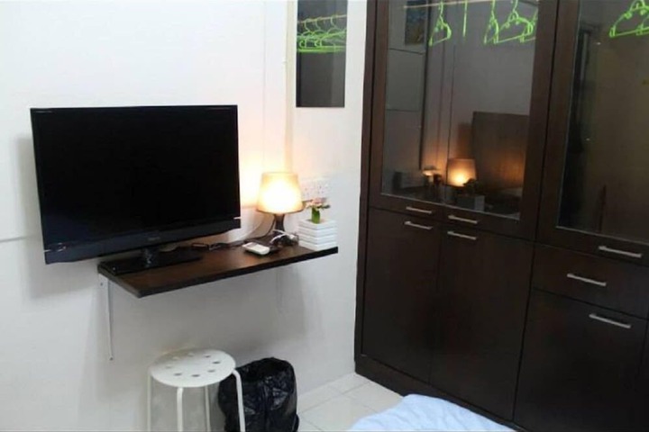 Room 9 of 11