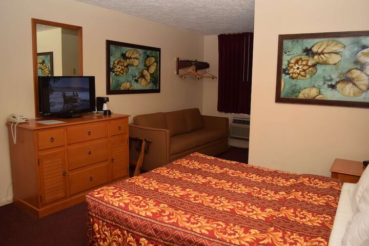 1 Queen Bed (6 of 25)
