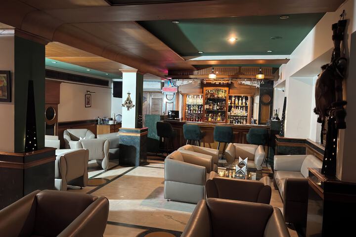Lounge 44 of 50