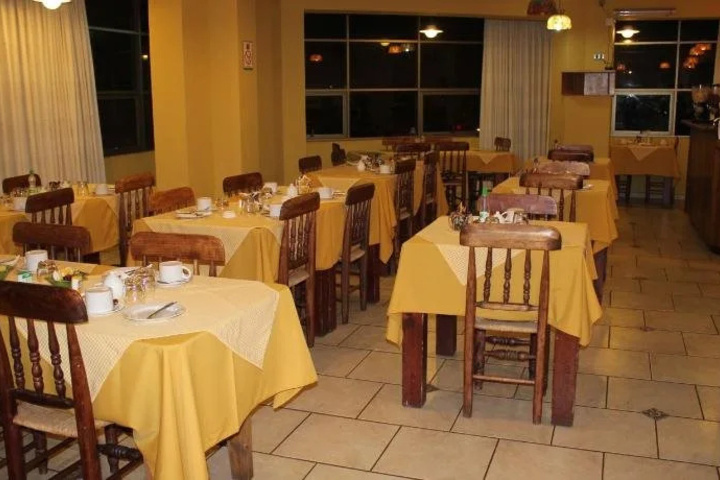 Dining 15 of 18