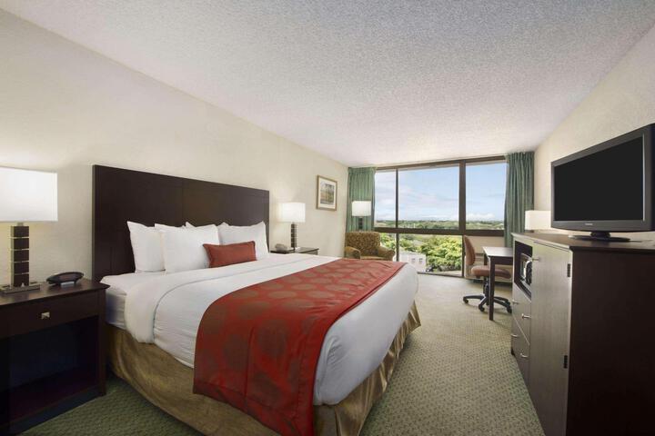 Pool View King Room (13 of 19)