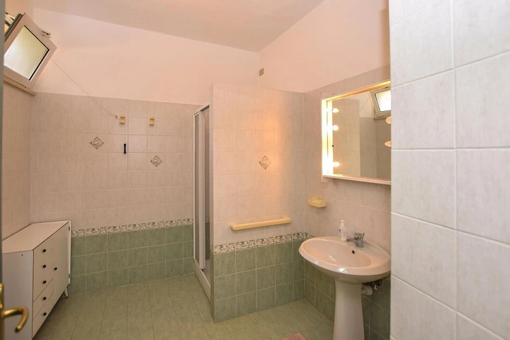 Room 7 of 17