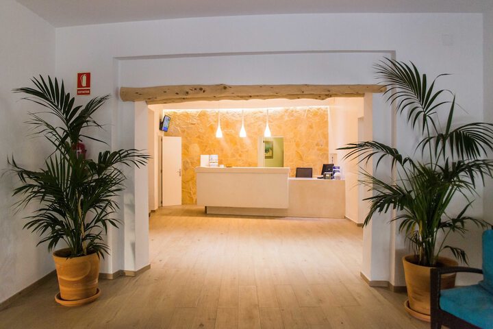 Check-in/check-out kiosk
