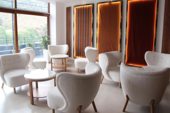 Lounge 14 of 18