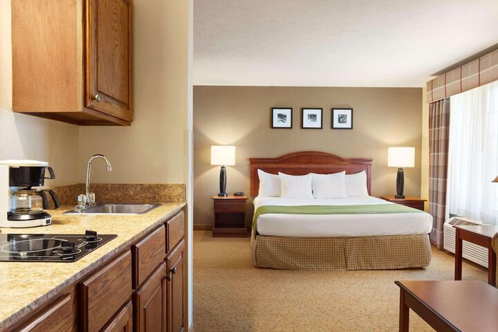 1 Bedroom Suite King Bed (2 of 5)