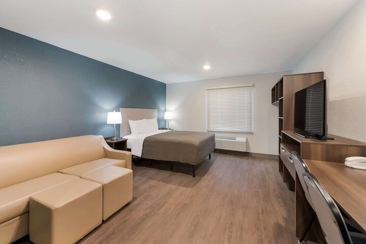 1 Queen Bed (16 of 23)