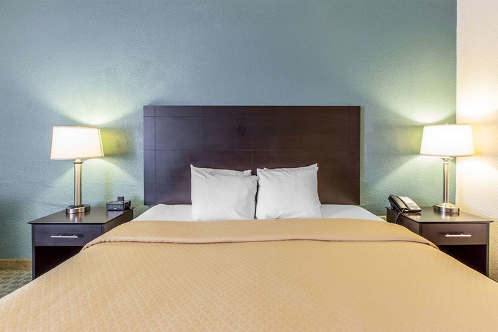 1 King Bed | (4 of 8)