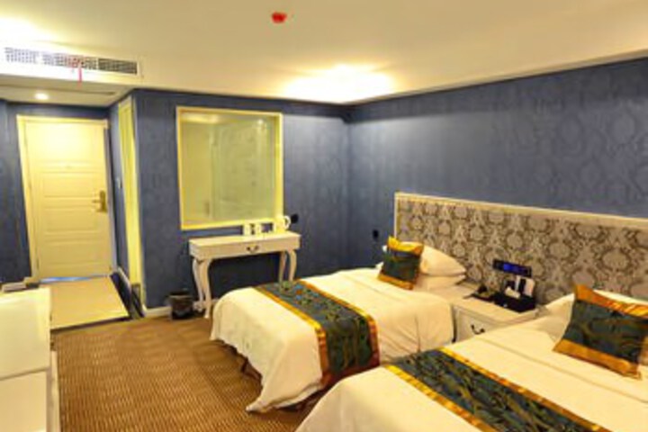 Room 5 of 8