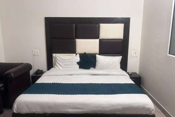 Room 3 of 32