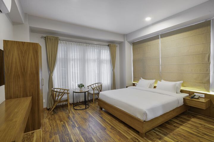Room 4 of 9