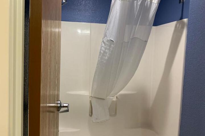 1 Queen Bed Accessible Room (6 of 7)