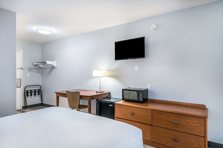 1 Queen Bed (3 of 6)