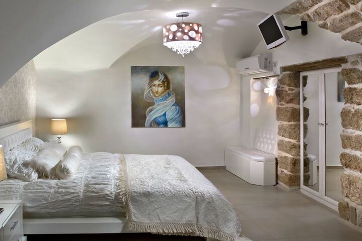 Room 4 of 23