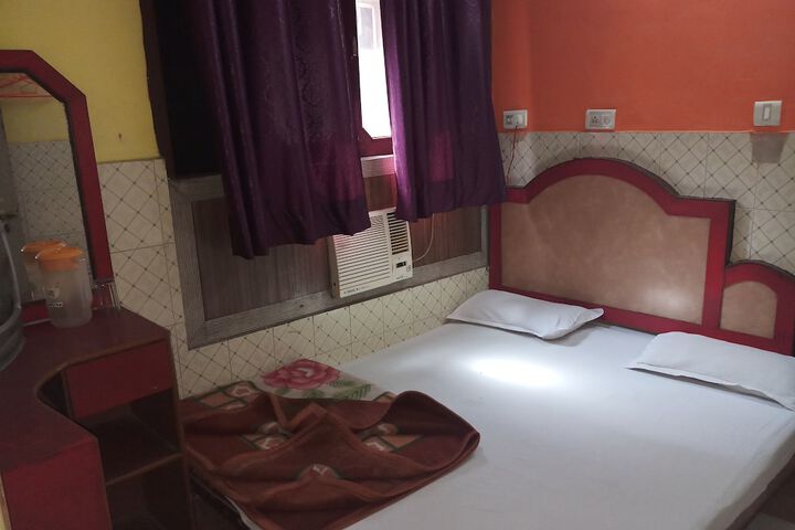 Room 4 of 7