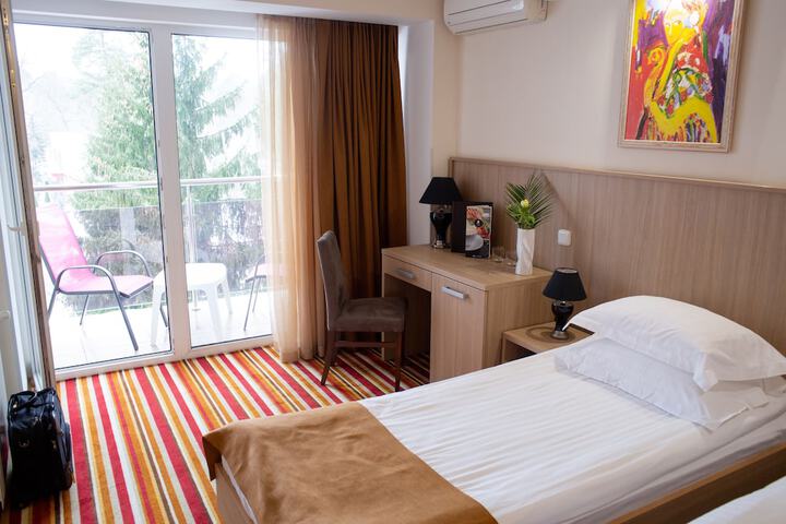 Room 13 of 83