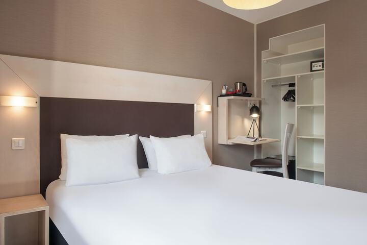 Room 6 of 28