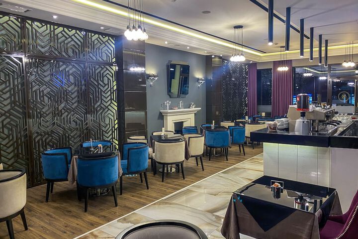 Lounge 75 of 102