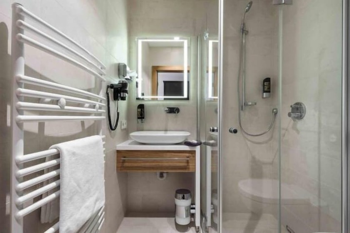 Room 43 of 68