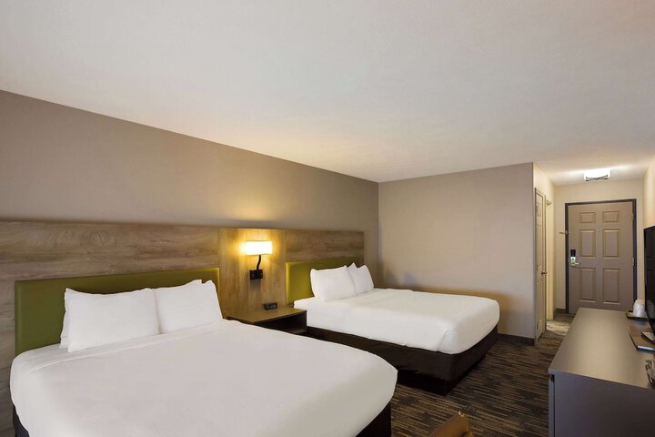 2 Queen Beds (17 of 22)