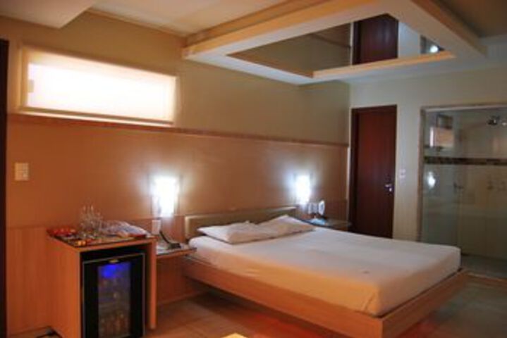 Room 6 of 9