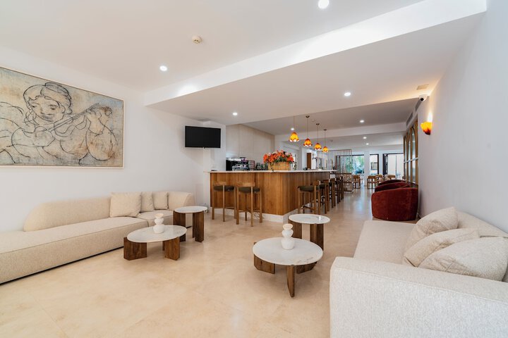 Lounge 52 of 65