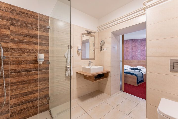 Room 34 of 82