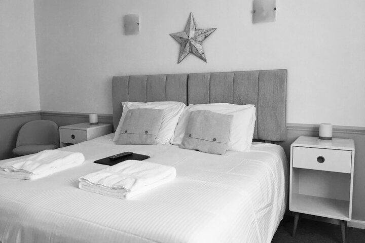 Room 5 of 9