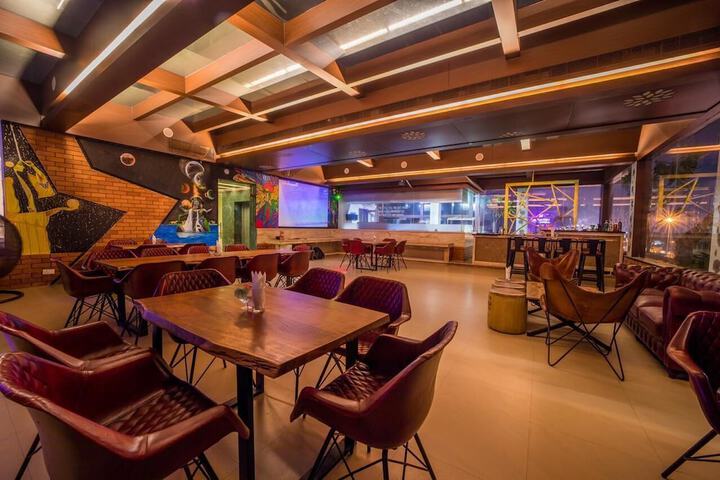 Lounge 5 of 7