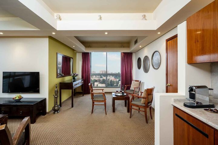 Room 34 of 82