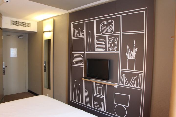 Room 5 of 77