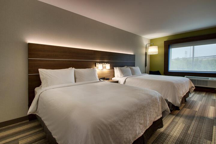 2 Queen Beds (8 of 12)