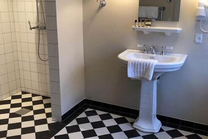 Room 8 of 14