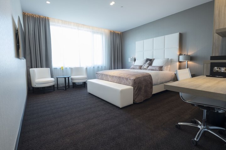 Room 5 of 76