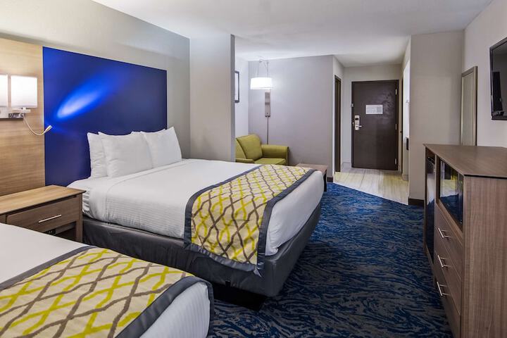 2 Queen Beds Microwave and Refrigerator WiFi Full Breakfast (5 of 9)