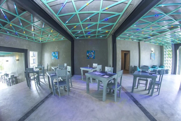 Dining 18 of 25
