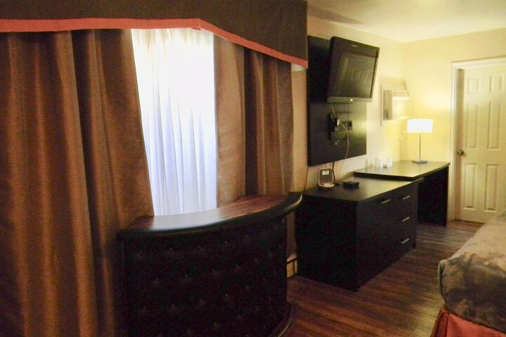 1 King Bed (5 of 14)