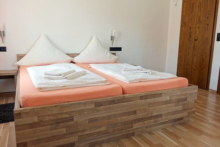 Room 5 of 18
