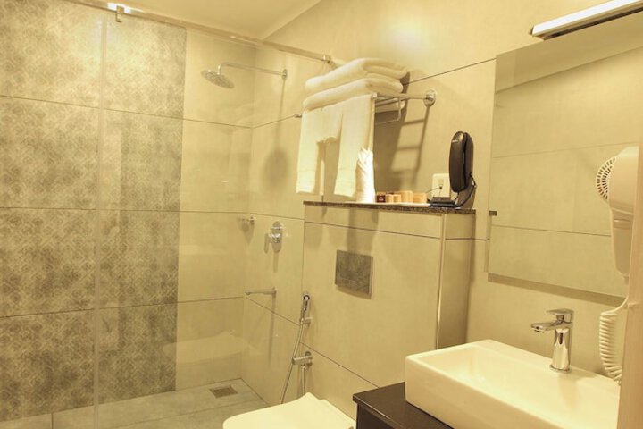 Room 6 of 13