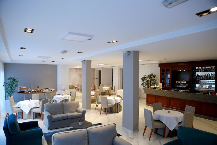 Lounge 28 of 40