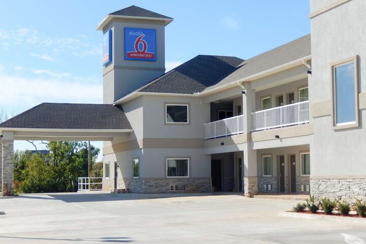 Studio 6 Yukon, OK