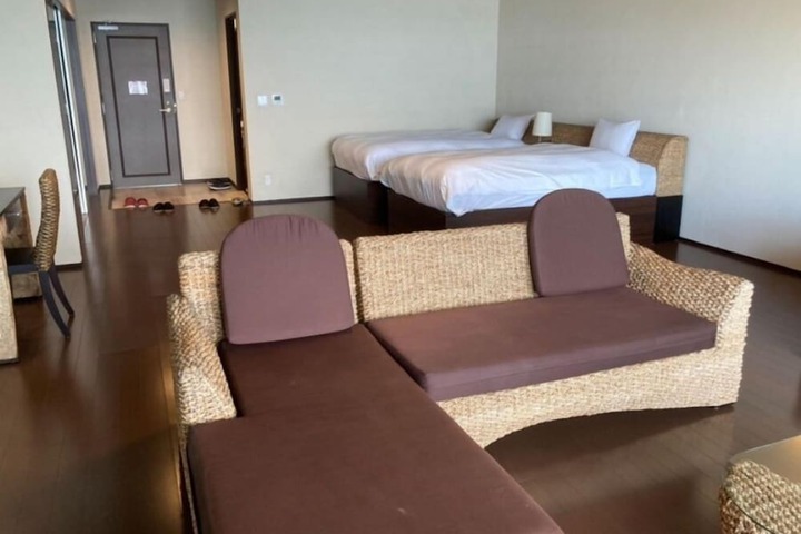 Room 17 of 28
