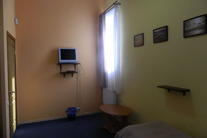 Room 8 of 42