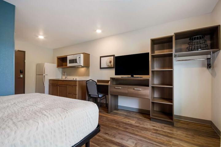 1 Queen Bed (9 of 18)