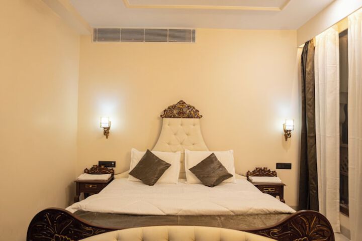 Room 27 of 136