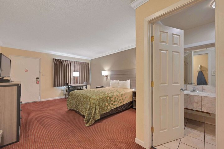 1 Queen Bed (6 of 24)