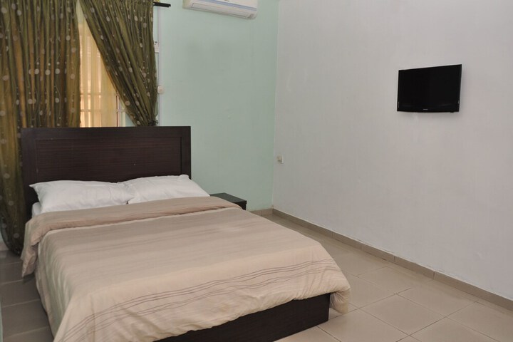 Room 2 of 10