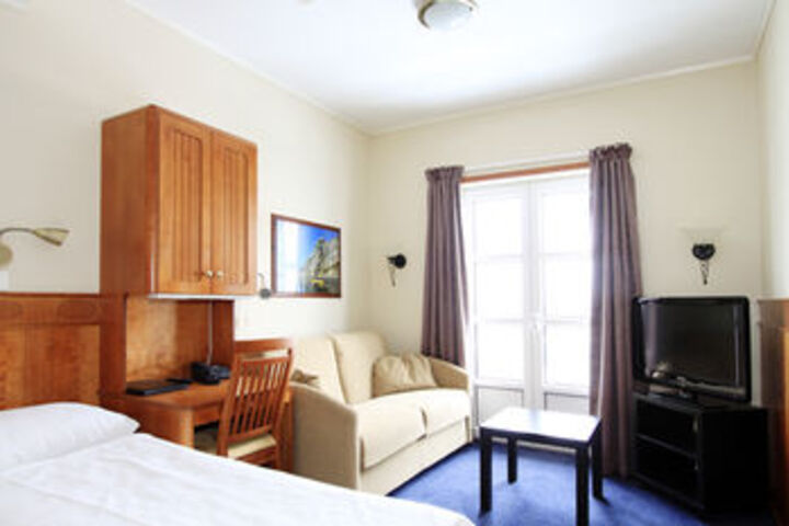 Room 22 of 38