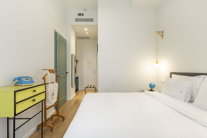 Room 42 of 143